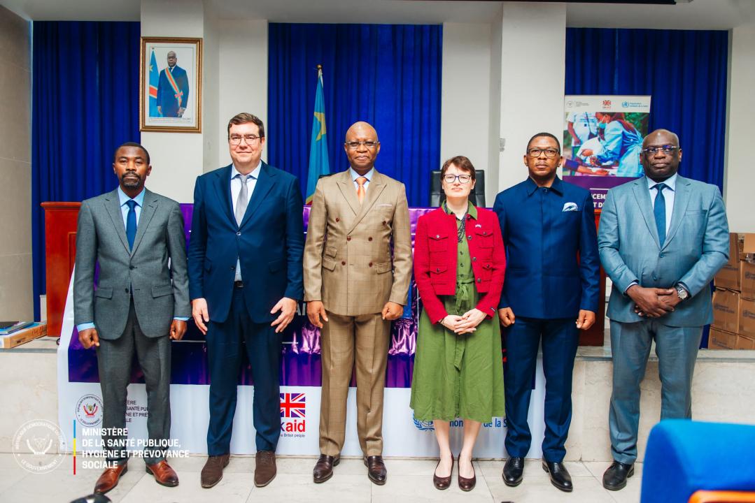 Le ministre de la santé publique, au centre, lors du ancement officiel du projet de soutien à la réponse aux urgences sanitaires en RDC