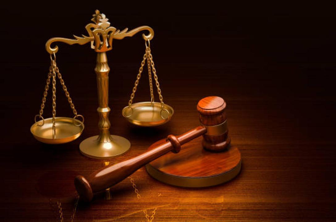Balance de justice et maillet de juge [photo d’illustration]