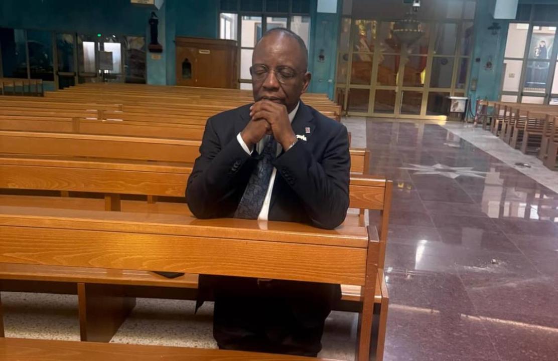 Le ministre Guillaume Ngefa en prière à l’église Notre-Dame du Rosaire à Doha pour la paix en RDC [photo d’illustration]