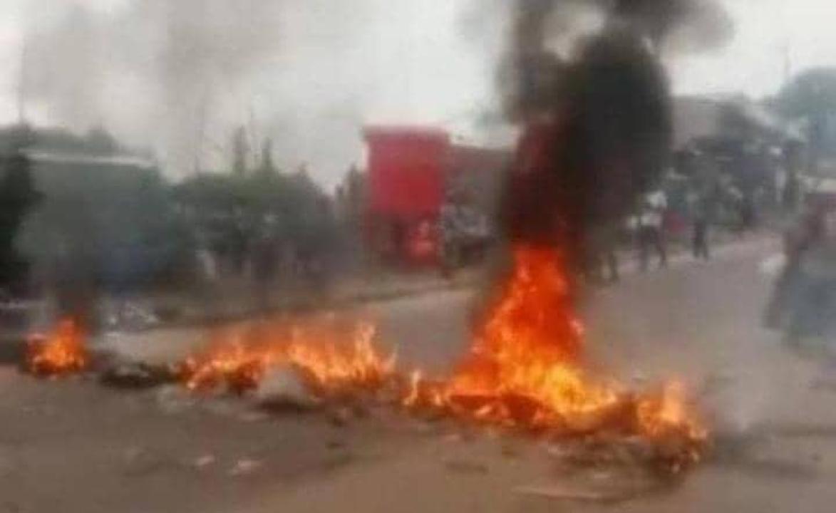 Quelques pneus en feu pour protestation contre l'insécurité grandissante à Kimwenza mission ce jeudi 18 décembre 2025