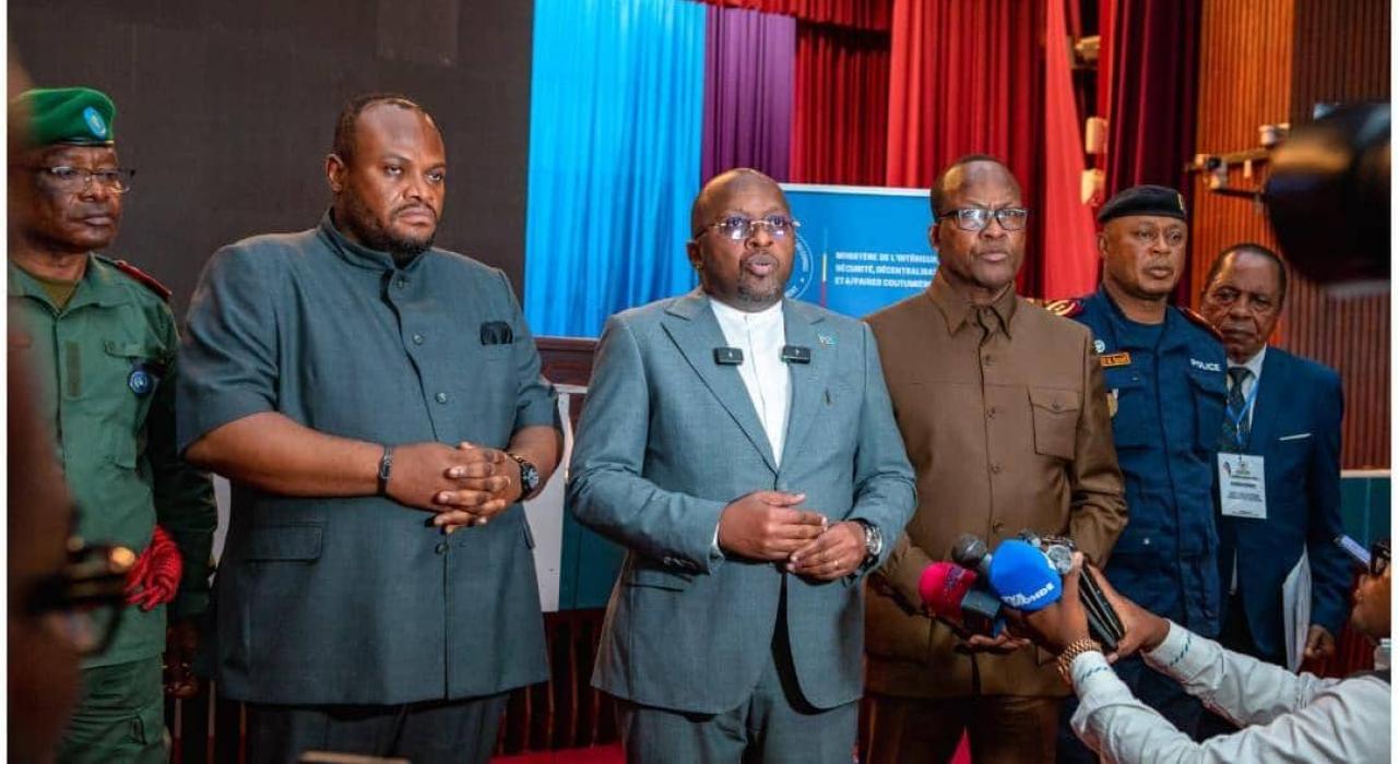 Le VPM Jacquemain Shabani et le Gouverneur Bumba après une réunion de sécurité dans la ville-province de Kinshasa