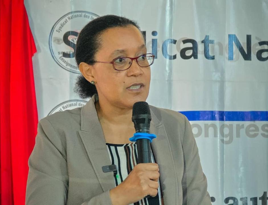 La ministre Raïssa Malu intervenant à l’ouverture des travaux du premier Congrès du SYNIECO