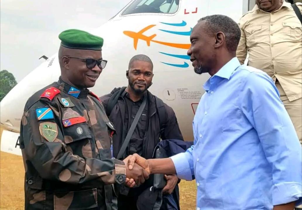 Le ministre des Infrastructures et Travaux Publics, John Banza, accueilli à l’aéroport de Mavivi par le gouverneur militaire, le Général-Major Somo Kakule Evariste [photo d'illustration]