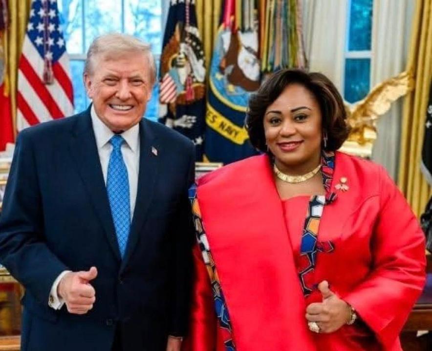 De gauche à droite - Le président Américain Donald Trump et Yvette Ngandu, Ambassadrice de la RDC aux USA