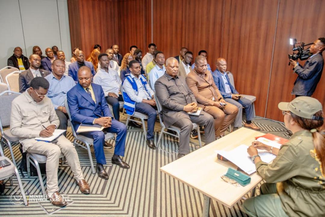 La ministre des hydrocarbures Acacia Bandubola, et des représentants de la FEC, de la DGDA et des sociétés pétrolières [photo d'illustration]