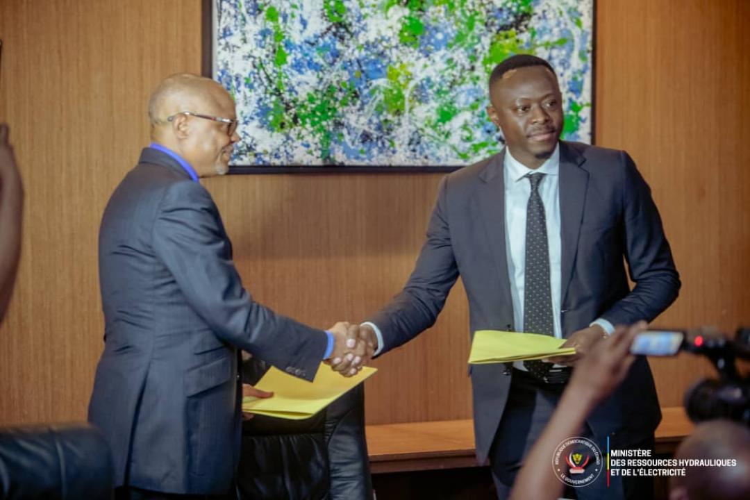 Les DG de la SNEL et celui E2C SAU du Congo Brazzaville lors de la signature du cadre contractuel d'échange d'énergie entre les deux pays
