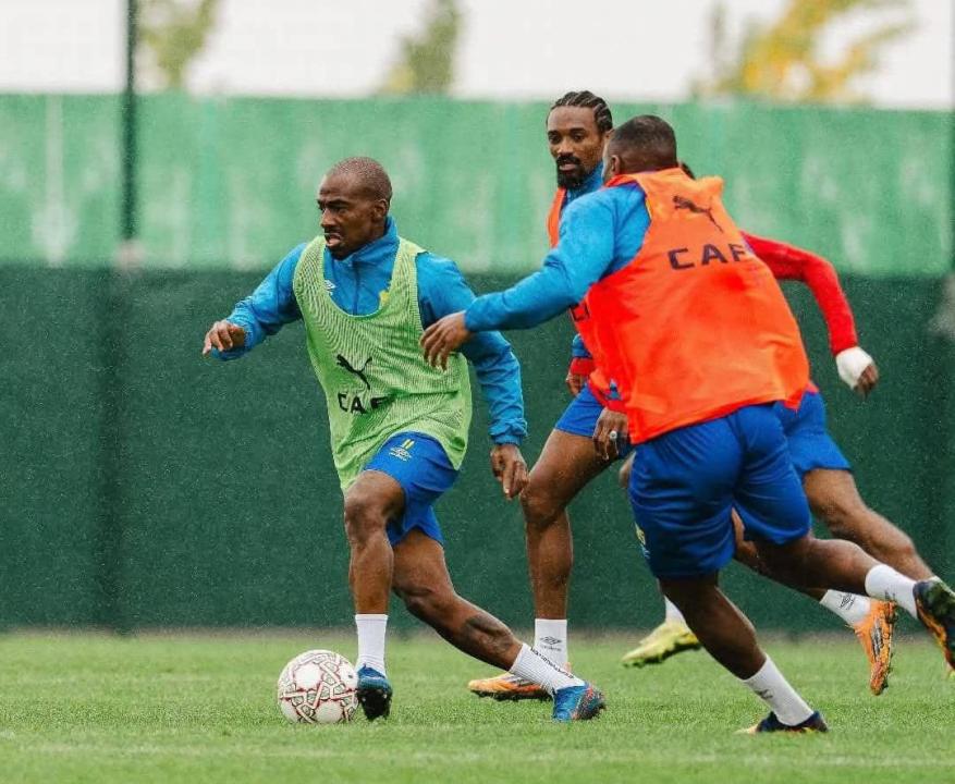 Gaël KAKUTA en duel avec Edo KAYEMBE et Samuel MOUTOUSAMI, lors d'un entraînement avec les Léopards à Rabat au Maroc.