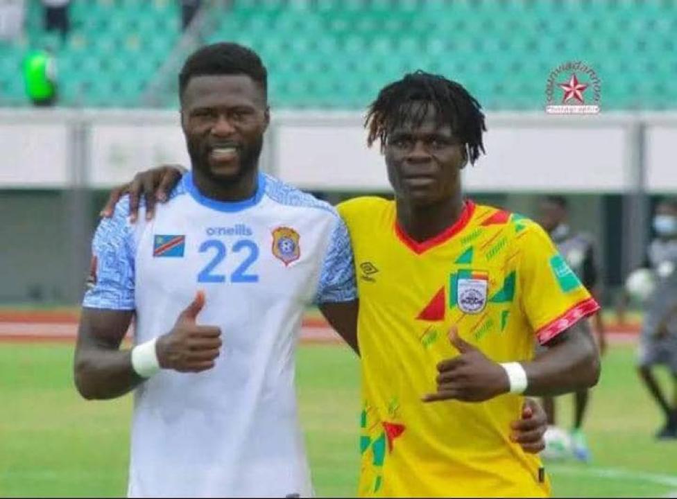Le Capitaine Chancel Mbemba et un joueur beninois  [photo d'illustration]
