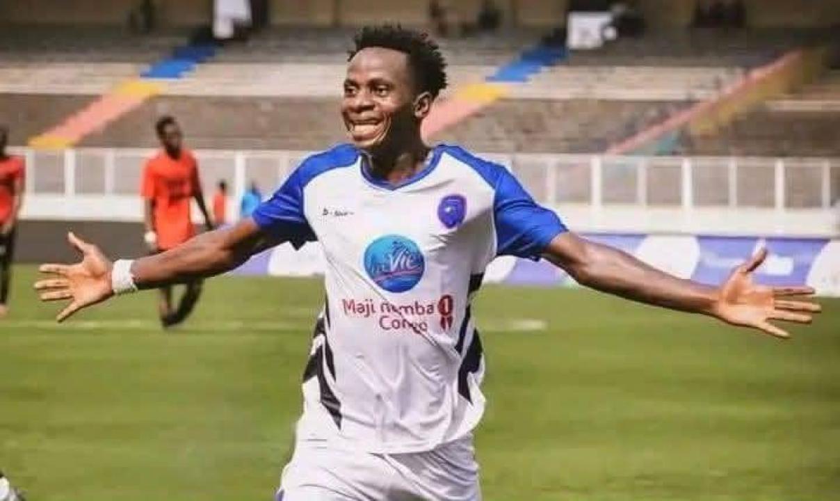Candidat Mapendo, célébrant son but lors du match opposant son club au Football Club Renaissance du Congo