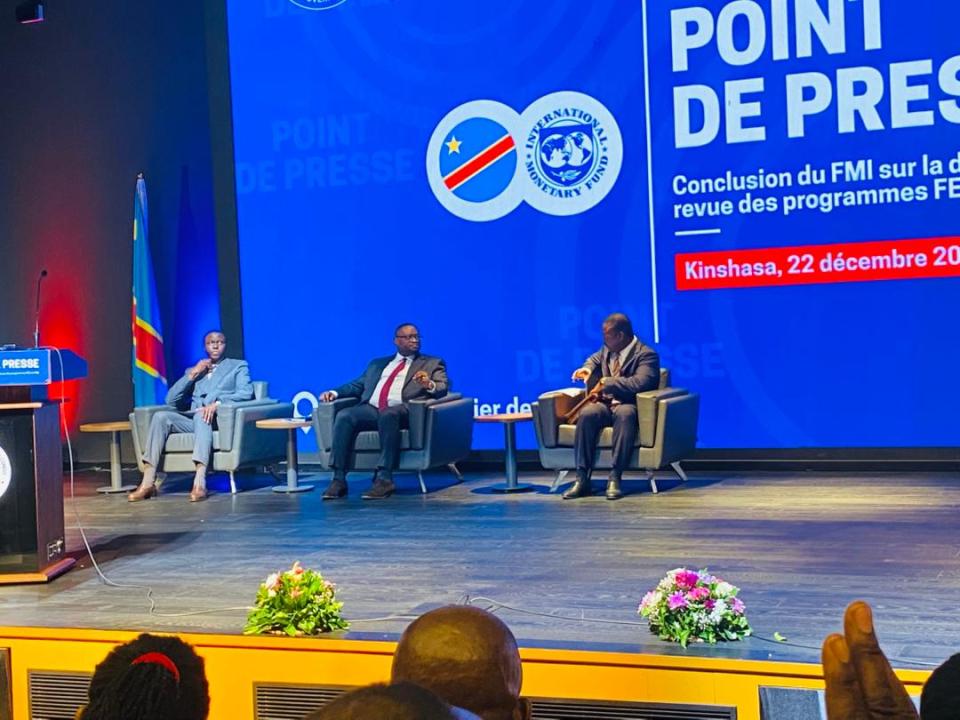 Le ministre des Finances Doudou Fwamba, entouré du Gouverneur de la Banque Centrale, André Wameso à sa gauche, et du Représentant du FMI à droite
