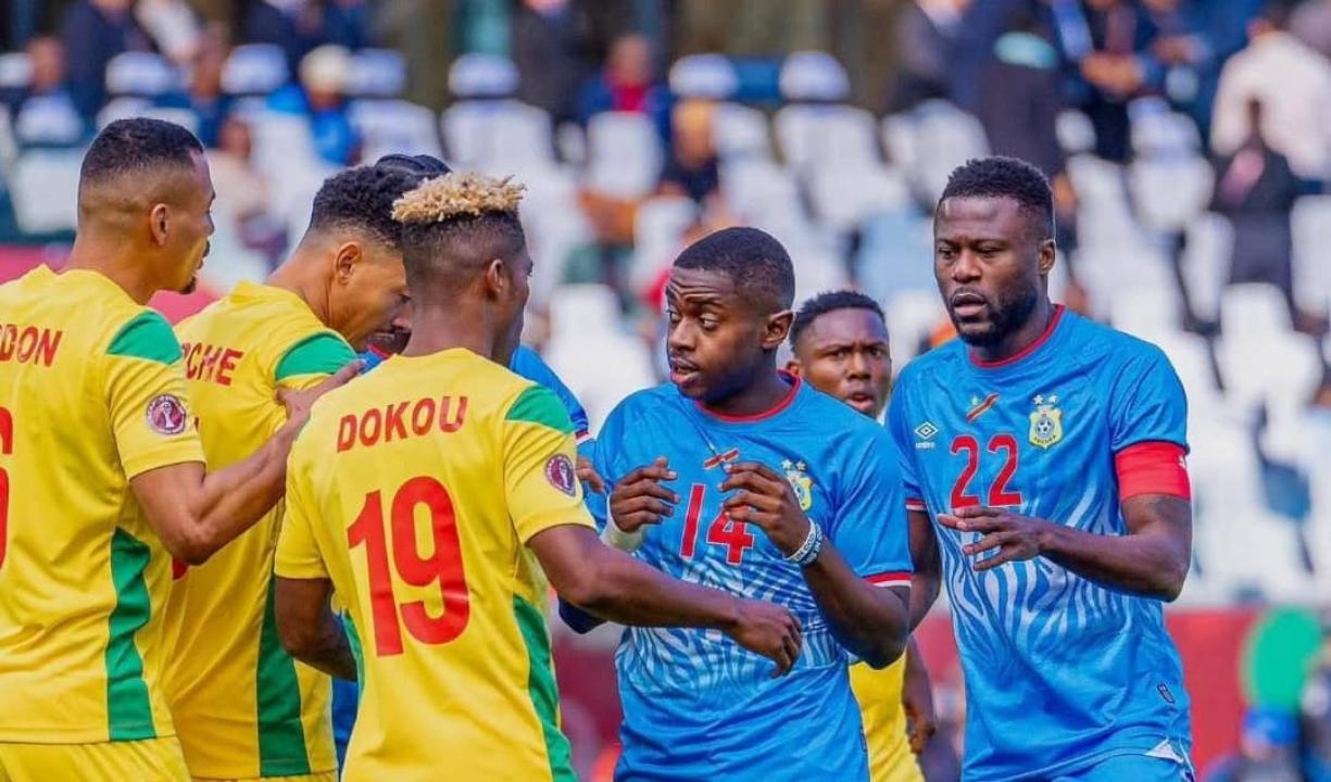 Le Capitaine Chancel Mbemba intervenant sur une altercation entre Sadiki et un joueur beninois.