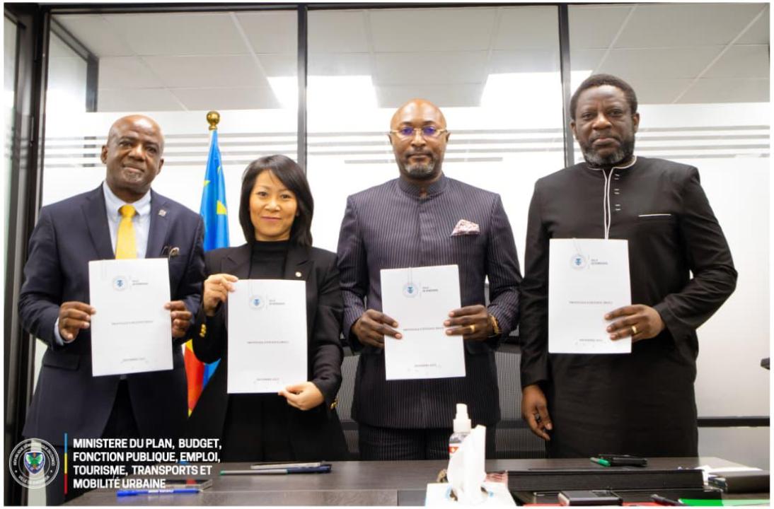 Jésus-Noël Sheke, Fiston Lukwebo et Phuong Nguyen après la signature du partenariat entre Kinshasa et VinGroup [photo d'illustration]