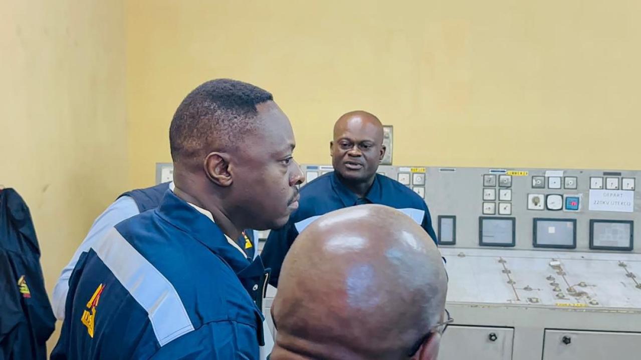Le DG de la SNEL Teddy Lwamba en pleine visite d'inspection d'un des points clés du réseau électrique de la SNEL