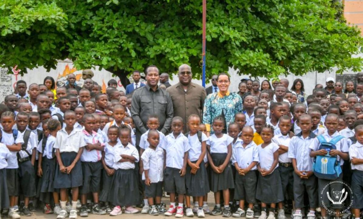 Le Président Félix Tshisekedi aux côtés de la ministre de l’Éducation nationale, Raïssa Malu, entourés d’écoliers [photo d'illustration]