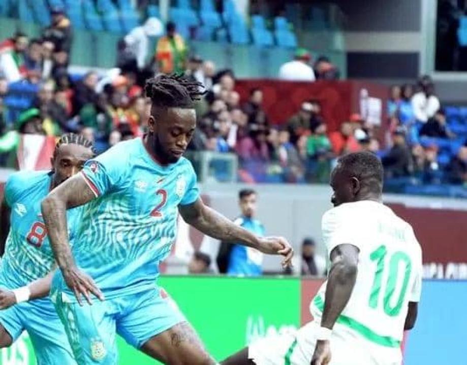 Le défenseur Congolais Aaron Wan-Bissaka en duel avec l'attaquant Sénégalais Sadio Mane. [Photo d'illustration]