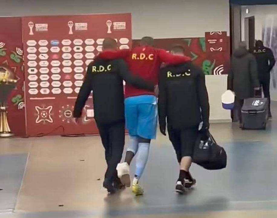 Le défenseur congolais Arthur MASUAKU, reconduit aux vestiaires après sa blessure face au Sénégal.