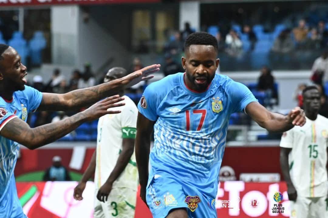 Cédric BAKAMBU, en pleine célébration de son but contre le Sénégal lors de la CAN 2025 au Maroc