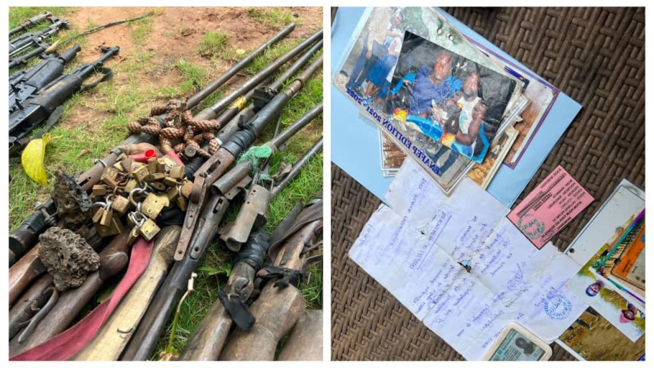 Armes, fusils AK-47 et pièces d’identité des miliciens Mobondo exposés par l’Armée congolaise à Kikwit [photo d’illustration]