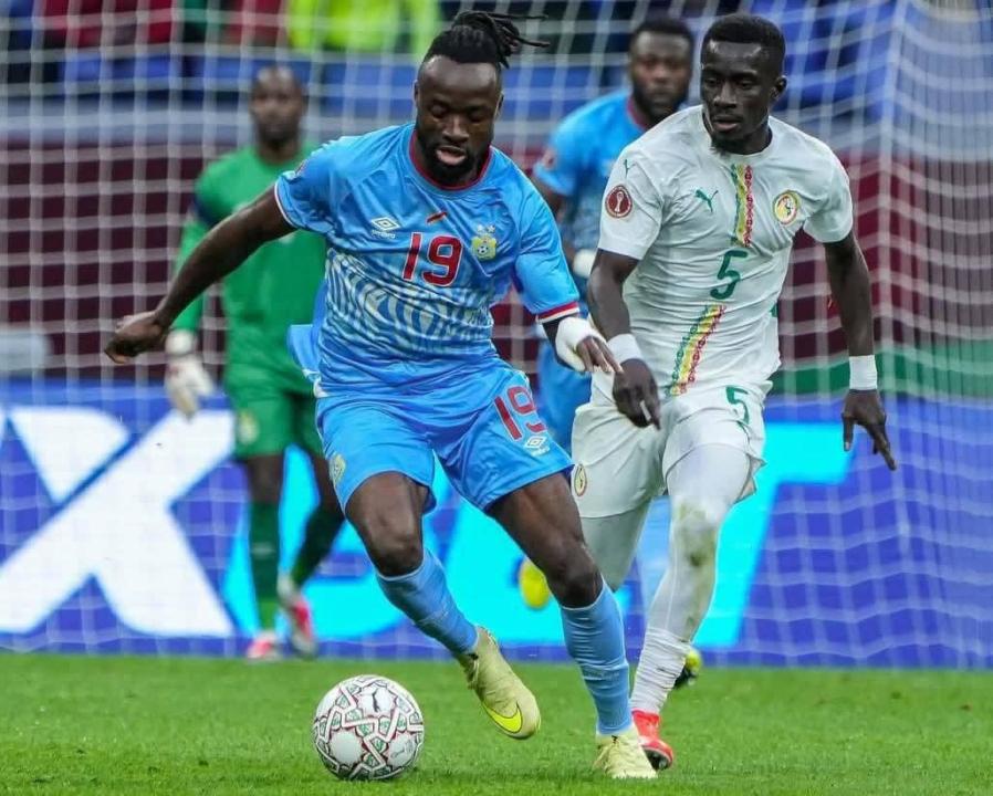 L'attaquant congolais Fiston Kalala Mayele en duel avec le sénégalais Idtissa Gana Gueye à la CAN2025 au Maroc