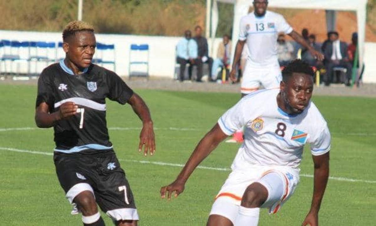 Le défenseur Congolais Wilfried Moke et un joueur Botswanais lors d'un match amical à Rabat. [Photo d'illustration]
