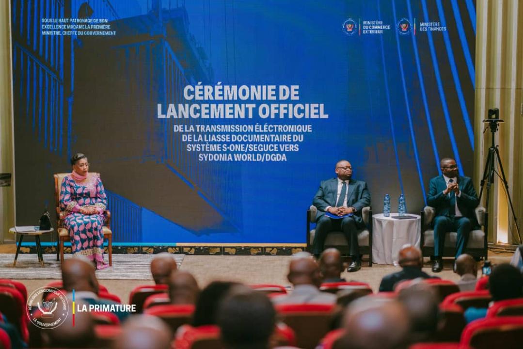 La première ministre Judith Suminwa et quelques membres du gouvernement congolais lors de la cérémonie officielle du lancement de la transmission électronique de la liasse documentaire