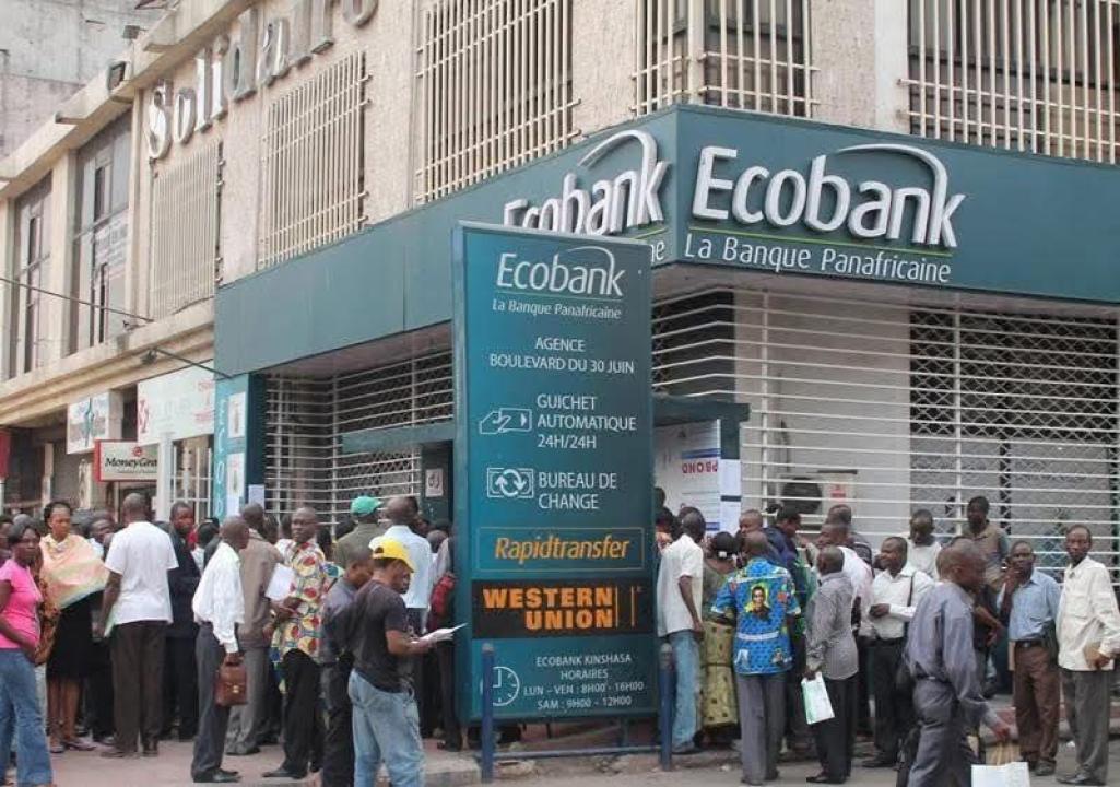 Engouement des fonctionnaires devant l’Ecobank pour percevoir leurs salaires [photo d’illustration]