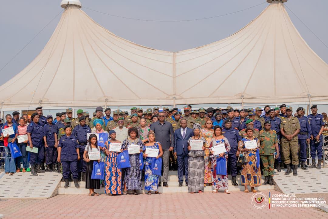 Le VPM Lihau entouré de bénéficiaires de certificats de la formation professionnelle au profit des rentières de policiers et militaires