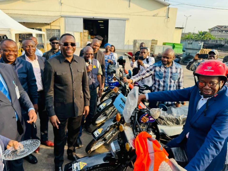Teddy Lwamba Muba, Directeur Général de la SNEL SA procède à la remise des motos aux équipes pour accélérer les interventions et réduire les coupures électriques