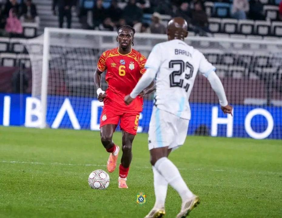 Ngal'ayel Mukau en duel avec un joueur botswanais