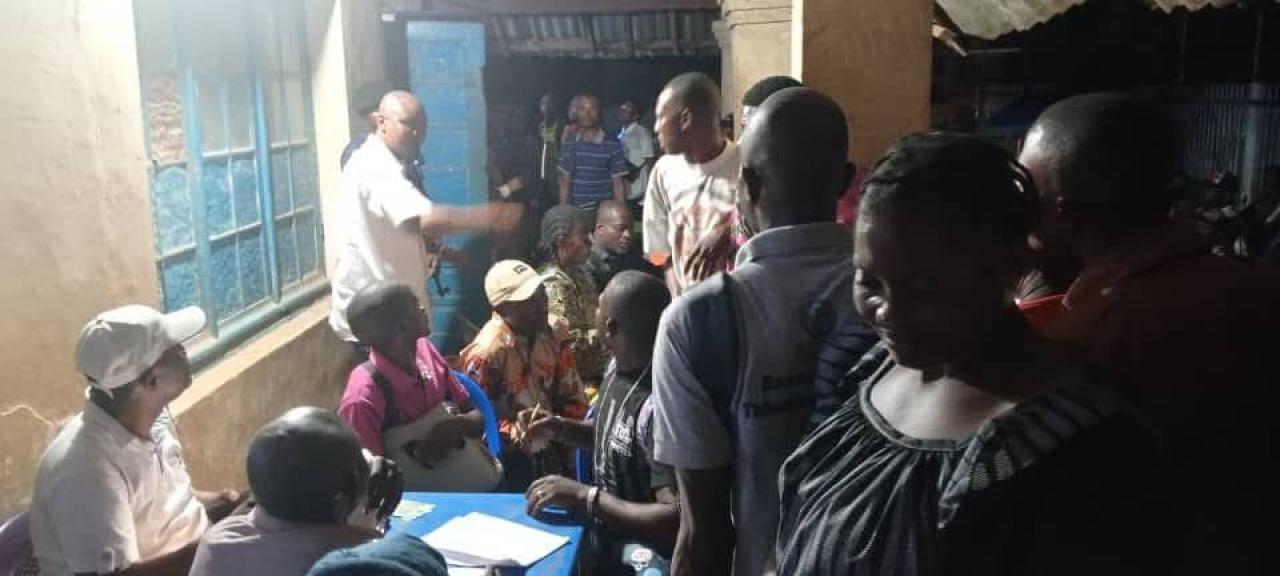 Quelques enseignants de Tshikapa devant les installations de la DGRAD pour percevoir leur salaire, ce mercredi 31 décembre 2025