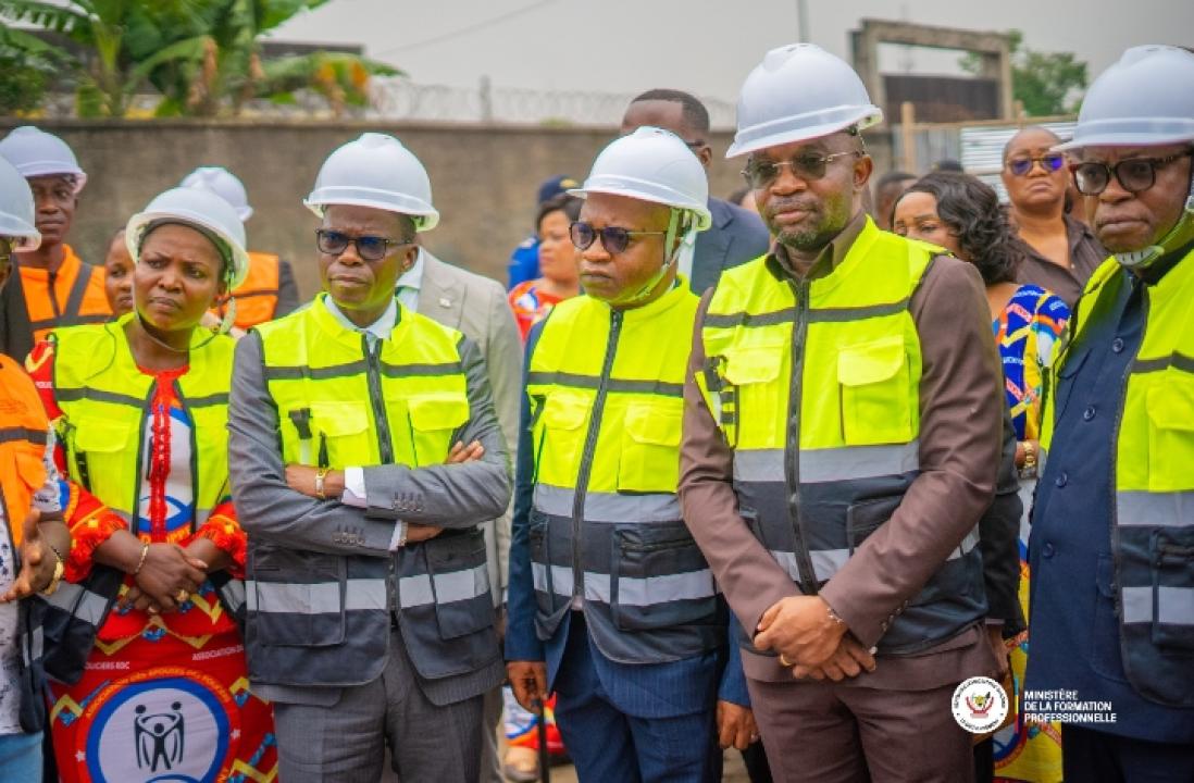 Le Ministre de la Formation professionnelle, Marc EKILA, et Eliezer NTAMBWE, Ministre délégué à la Défense nationale, lors du lancement de ces travaux [photo d’illustration]