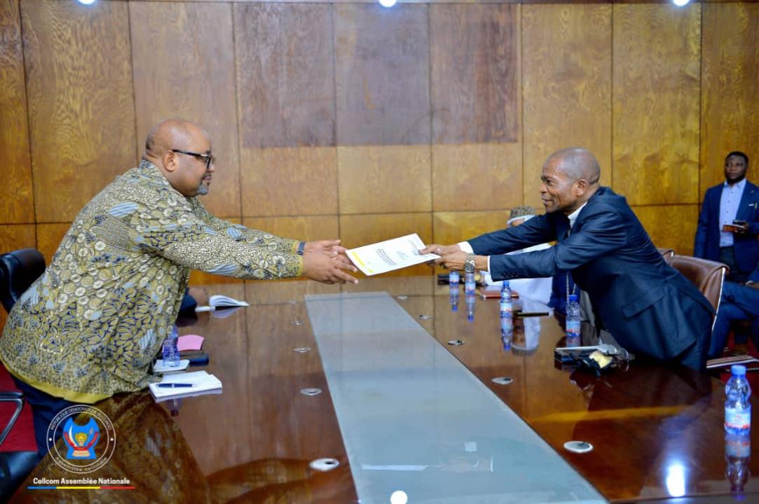 Aimé Boji Sangara reçoit le cahier des charges des confessions religieuses pour la paix dans l’Est de la RDC.