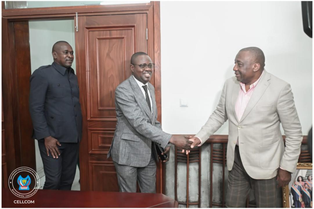 Jacques Djoli consulte le président de l’Assemblée provinciale du Kwilu au tour de l’organisation de la Conférence des gouverneurs et arriérés des députés