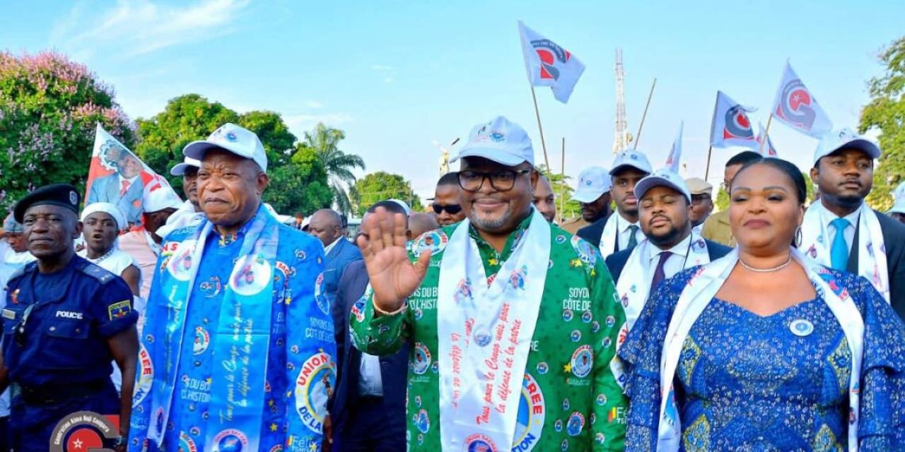 Aimé Boji Sangara, nouveau  membre du Présidium de l'Union Sacrée de la Nation, entourée du Prof André Mbata à sa gauche et Carole Agito à droite lors d'une activité politique