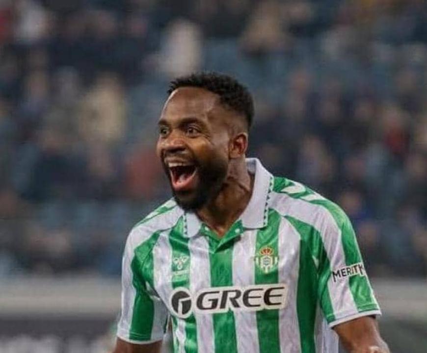 Cédric Bakambu en pleine célébration d'un but, sous les couleurs du Réal Betis.