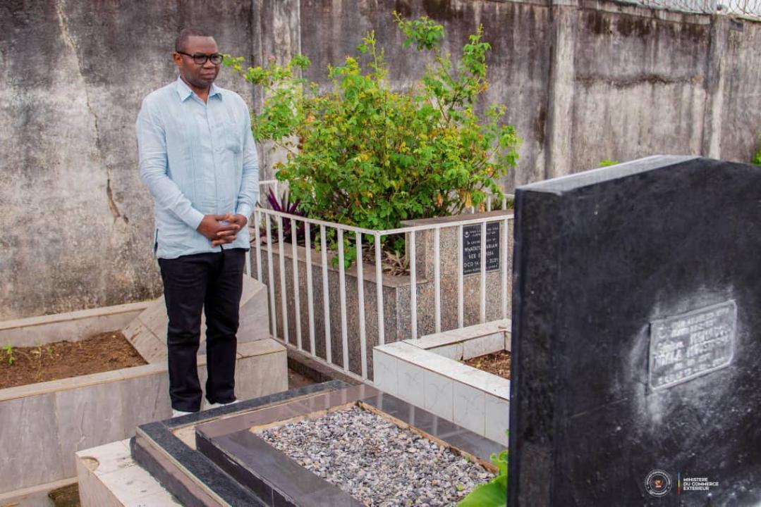 Le ministre Julien Paluku Kahongya debout devant la sépulture du colonel Mamadou Ndala