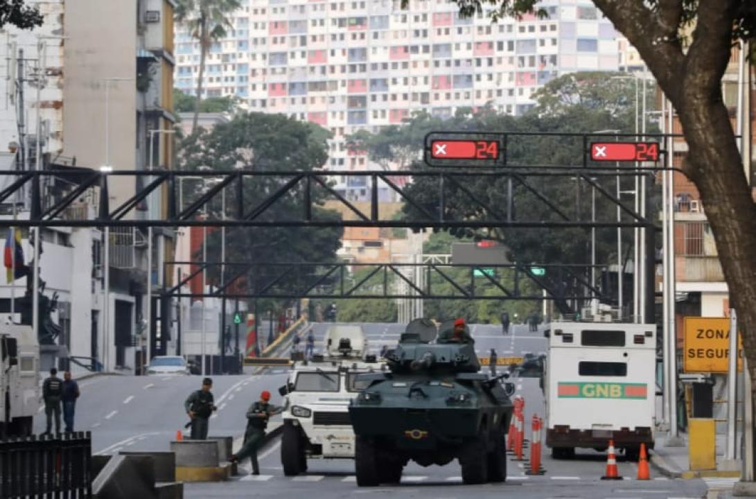 Un blindé de l'armée vénézuélienne bloque l'avenue qui mène au palais présidentiel de Miraflores à Caracas [photo d'illustration].
