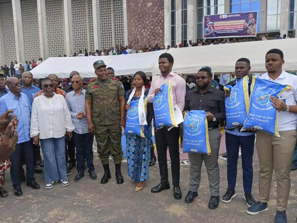 Les étudiants de l’UNIKIN, ISP Gombe et UPN reçoivent la semoule de maïs du Service National