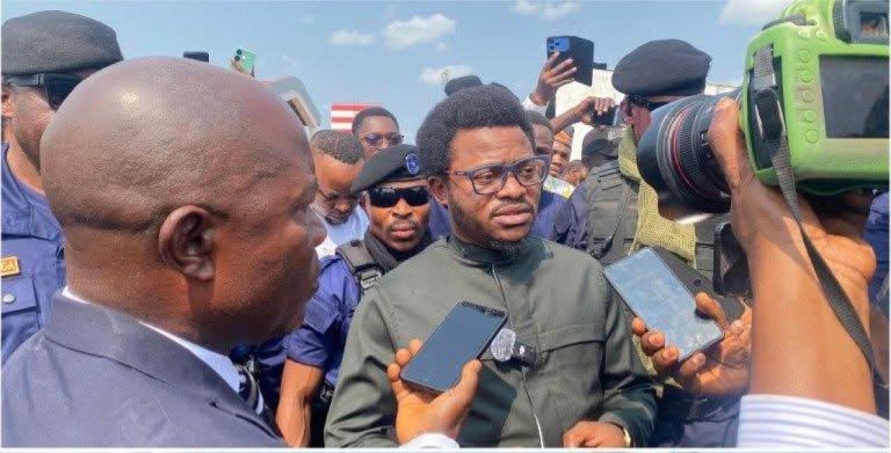 Le Gouverneur Paulin Lendongolia devant la presse lors de son retour à Kisangani après près de deux mois à Kinshasa