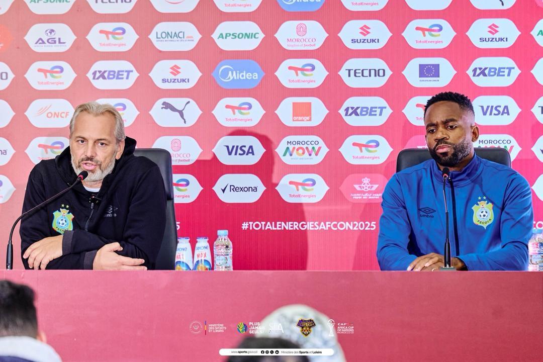 Le Coach Sébastien Desabre et l’attaquant Cédric Bakambu en conférence de presse d’avant-match RDC-Algérie, en marge de la CAN Maroc 2025