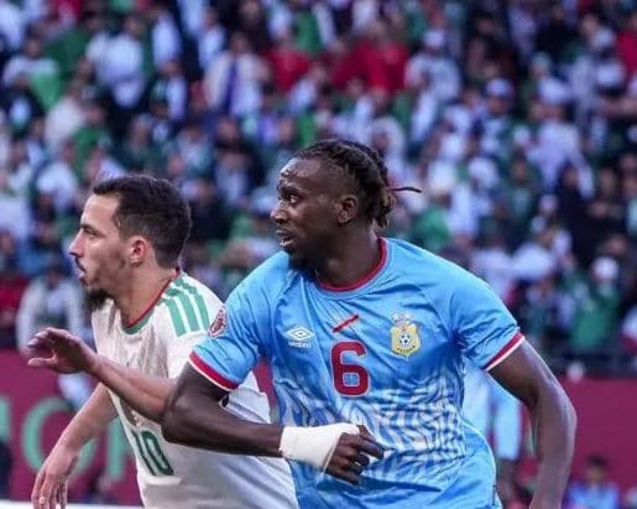 Le milieu du terrain congolais, Ngal'ayel Mukau en duel avec celui de l'Algérie Bennacer