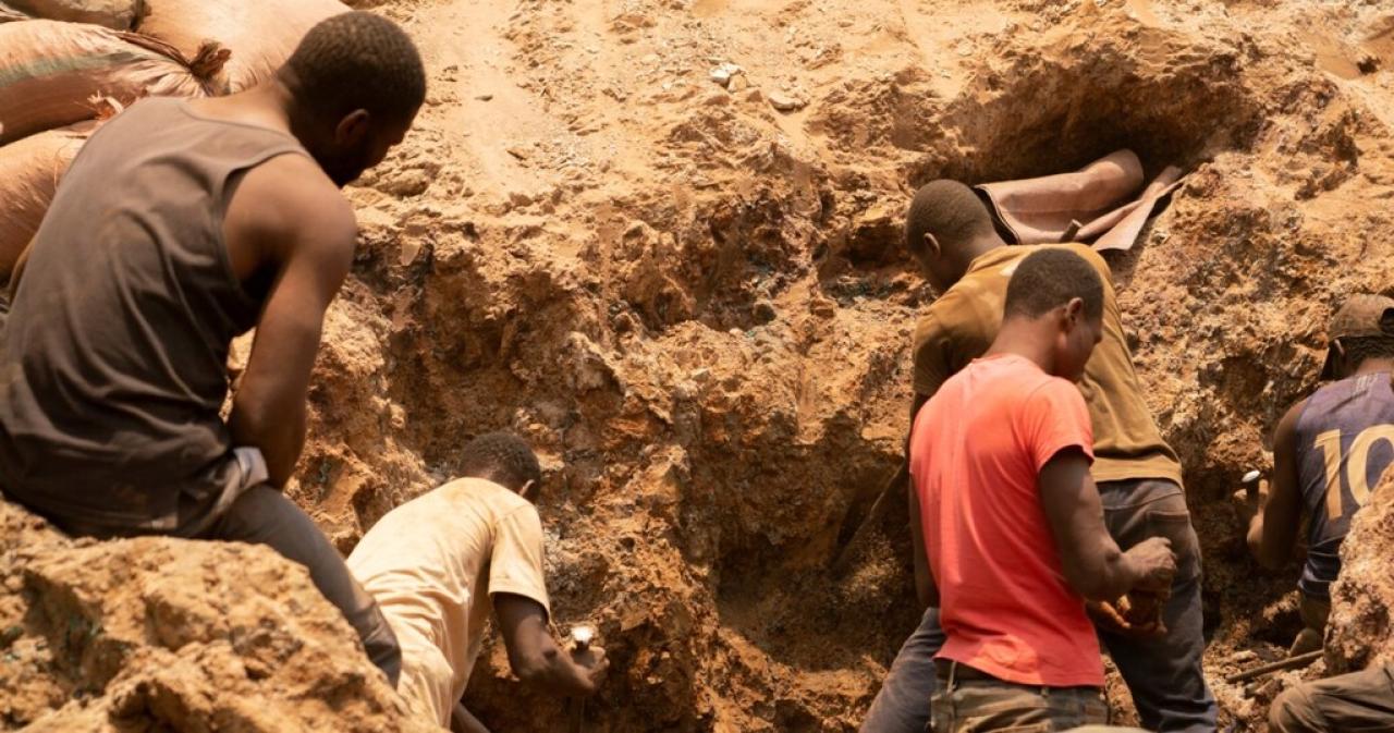 Les creuseurs artisanaux dans une mine au Lualaba