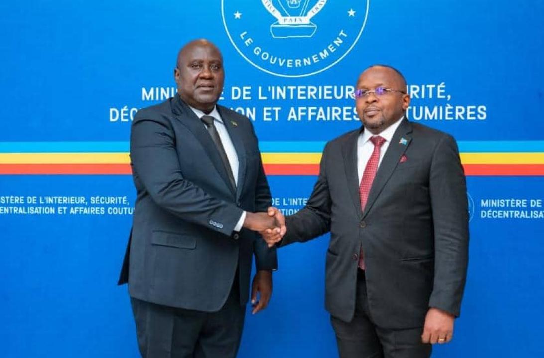 Le VPM en charge de l'Intérieur Jacquemain Shabani Lukoo et l'Ambassadeur de la Zambie en RDC, Paulu Kosita