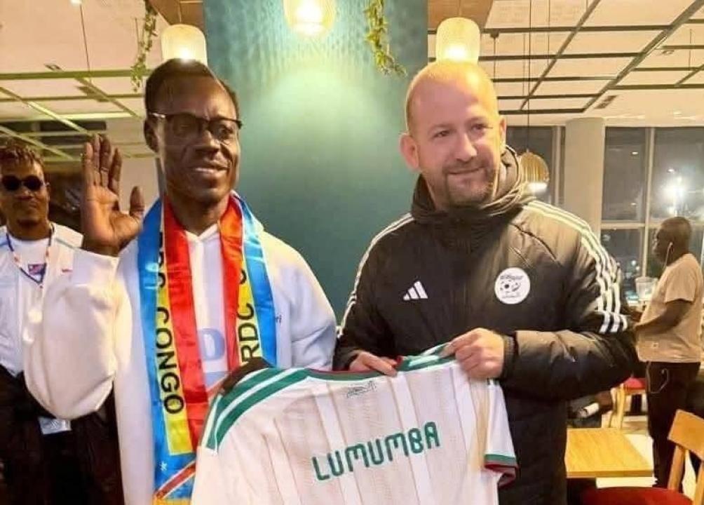 Michel Kuka et un membre de la Fédération Algérienne de Football. [Photo d'illustration]
