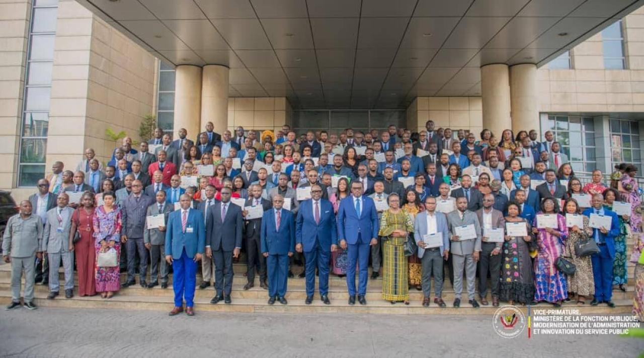 Jean-Pierre Lihau et Louis Watum lors de la remise des attestations à 160 cadres du Secrétariat général aux Mines formés par l’ENA