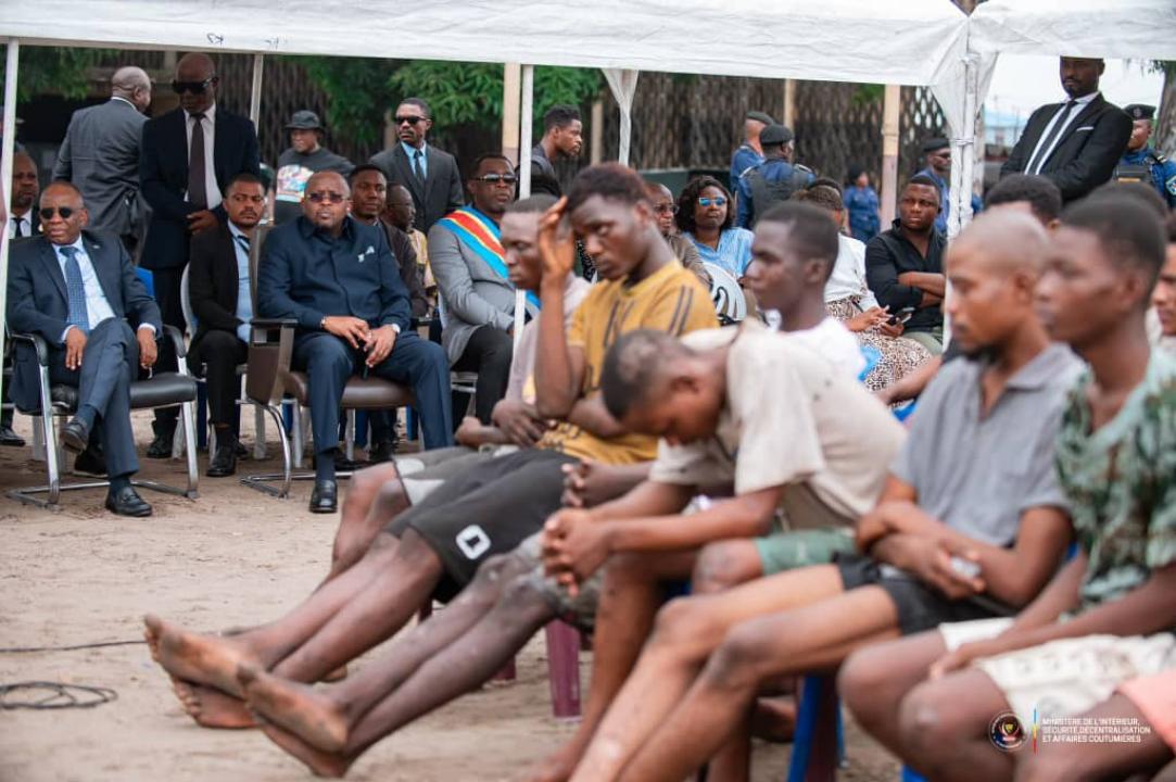 Le VPM en charge de l'intérieur, Jacquemain Shabani et le ministre de la justice Guillaume Ngefa aux côtés de Kuluna lors d'une audience foraine à Kinshasa
