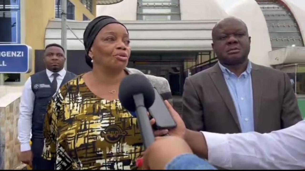 La ministre d’État en charge des Affaires sociales, Ève Bazaiba, accompagnée du ministre délégué à la Diaspora, Crispin Mbadu [photo d'illustration]