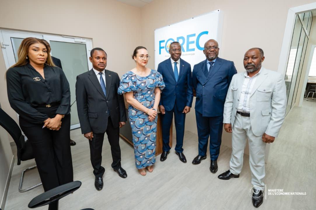 Le Vice-Premier Ministre de l’Économie, Daniel Mukoko Samba, entouré des membres du FOREC [photo d’illustration]