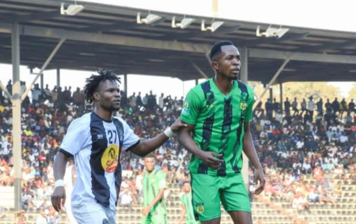 Un joueur de Maniema Union et celui du TP Mazembe, au Stade Kamalondo. [Photo d'illustration]