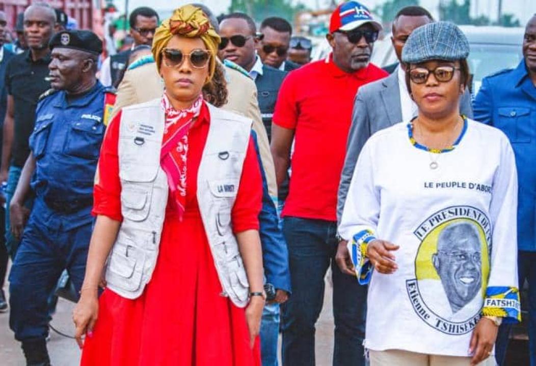 La ministre d'État en charge des hydrocarbures, Acacia Bandubola et sa collègue O'Neige N'sele, ministre des affaires foncières
